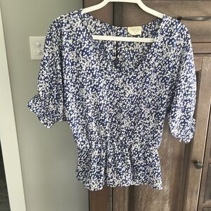 Super cute Sienna Sky top